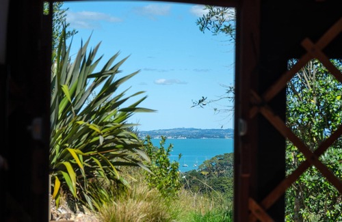 Palm Beach Cabina | Awaawa Yurts - Rangi Yurt - Awaawa Yurts offer a luxury glamping experience on Waiheke Island. Stunning views, luxury queen sized bed, private bathroom with tea and coffee making facilities.