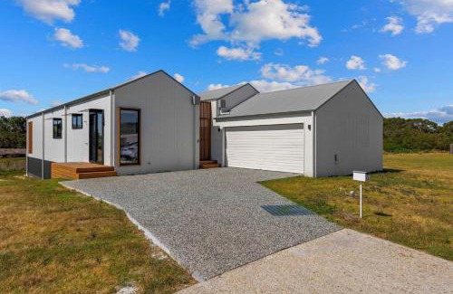 Inverloch Casa | Awakening Broadbeach - Wifi, linen