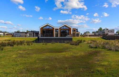 Inverloch Casa | Awakening Broadbeach - Wifi, linen