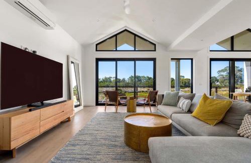 Inverloch Casa | Awakening Broadbeach - Wifi, linen