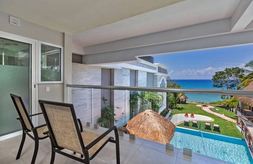 Costa Maya Villa | 150 'Tobogán, 3 teatros, 2 jacuzzis, Frente al Mar Infinity Pool, Swim-up Bar