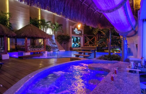 Costa Maya Villa | 150 'Tobogán, 3 teatros, 2 jacuzzis, Frente al Mar Infinity Pool, Swim-up Bar