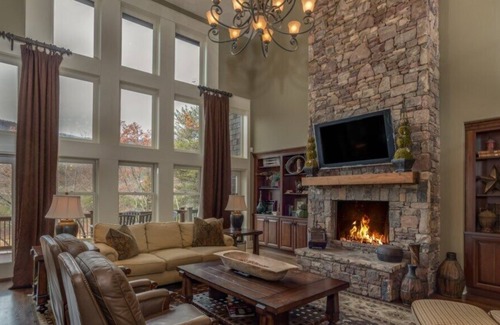 Mill Spring Casa | Awe-inspiring views, mansion in mountains with fireplace