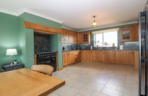 Rhoshirwaun Cabaña | AWEL Y GRUG, pet friendly, with open fire in Aberdaron