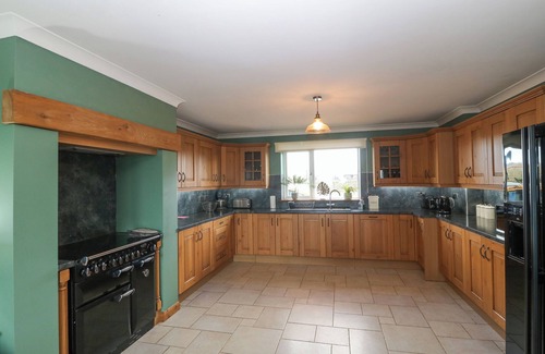 Rhoshirwaun Cabaña | AWEL Y GRUG, pet friendly, with open fire in Aberdaron