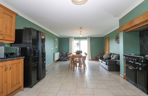 Rhoshirwaun Cabaña | AWEL Y GRUG, pet friendly, with open fire in Aberdaron