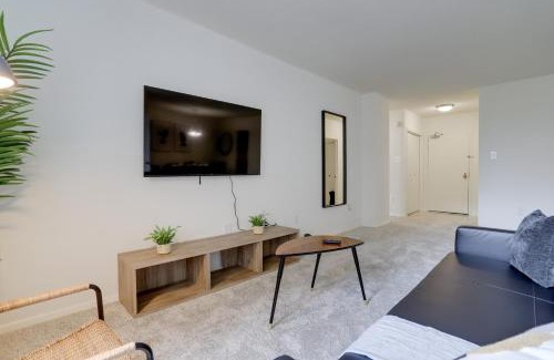Aurora Highlands Apartamento | Awesome 1 BR Apt + Den At Crystal City With Gym