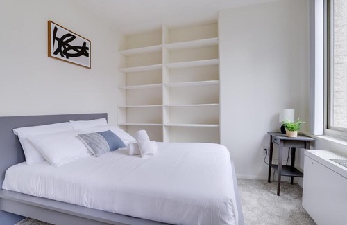 Aurora Highlands Apartamento | Awesome 1 BR Apt + Den At Crystal City With Gym