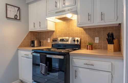 Fort Smith Casa | Awesome 2-bedroom townhome in Fort Smith with AC, WiFi and 2 parking spots.