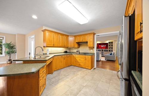 County of Brant Casa | Awesome 4BR Brantford Home ~ Hot Tub ~ Pool Room