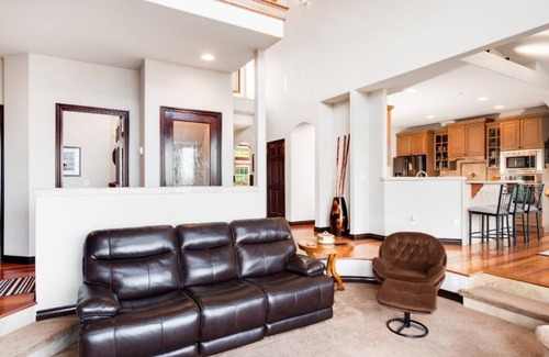 Rollingbay Casa | Awesome 5 bedroom, 4 bathroom, waterfront home with beautiful views and sauna.