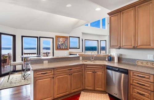 Rollingbay Casa | Awesome 5 bedroom, 4 bathroom, waterfront home with beautiful views and sauna.