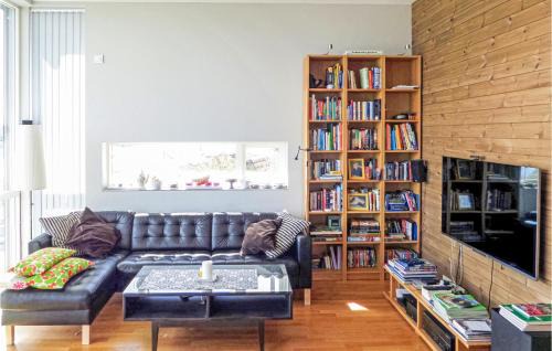 Bokn Apartamento | Awesome Apartment In Bokn With Sauna