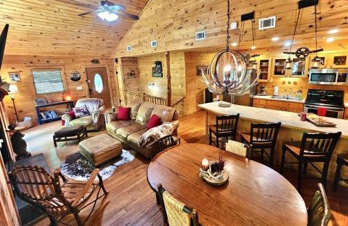 Helen Casa | Awesome Comfy Cabin with Jacuzzi, Game Room and Screened Porch in Georgia