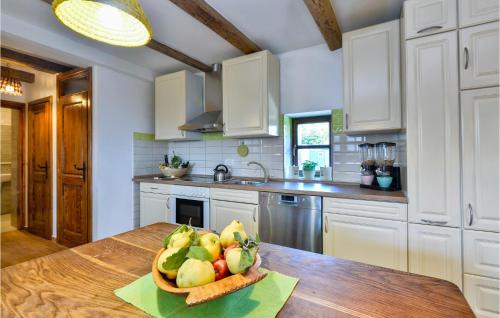 Breznicki Hum Casa | Awesome Home In Breznicki Hum