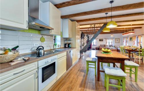Breznicki Hum Casa | Awesome Home In Breznicki Hum