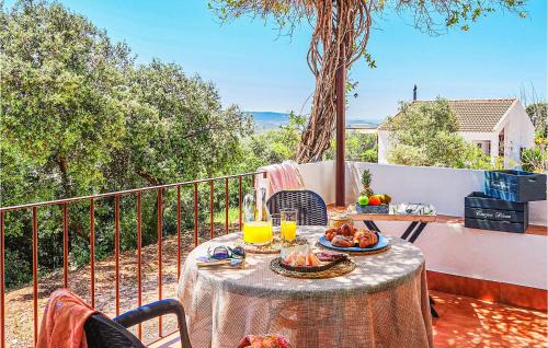 Estepa Casa | Awesome Home In Estepa With Kitchenette