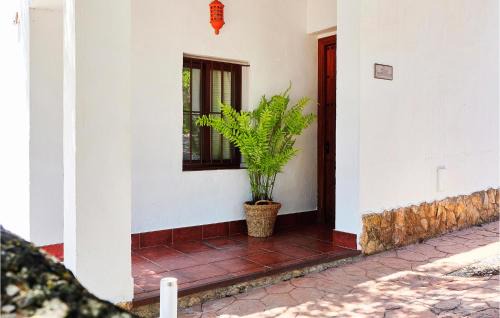 Estepa Casa | Awesome Home In Estepa With Kitchenette