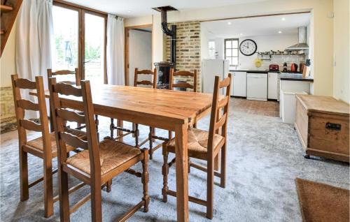 Vieux-Pont-en-Auge Casa | Awesome Home In St Pierre En Auge