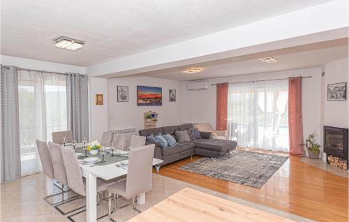 Ruzic Casa | Awesome Home In Ruzic With Jacuzzi