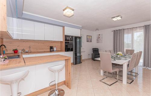 Ruzic Casa | Awesome Home In Ruzic With Jacuzzi