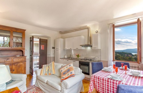 Carcegna Apartamento | Impresionante apartamento en Carcegna di Miasino.