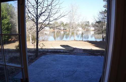 Conyers Casa | Awesome Lakefront Unique House