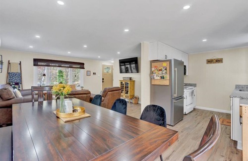 Tobyhanna Casa | 🐝 Awesome LAKEFRONT House w/ Hot Tub - Honeybee Hideaway 🐝