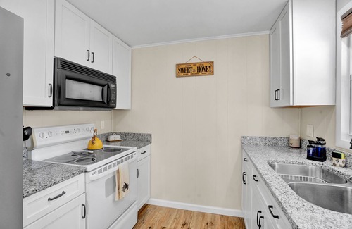 Tobyhanna Casa | 🐝 Awesome LAKEFRONT House w/ Hot Tub - Honeybee Hideaway 🐝
