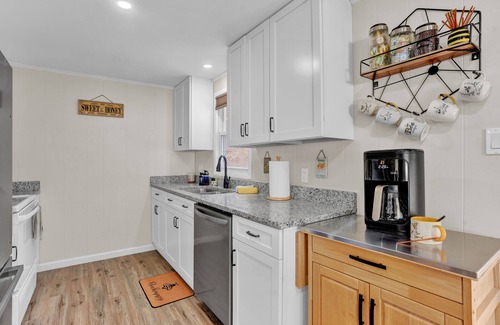 Tobyhanna Casa | 🐝 Awesome LAKEFRONT House w/ Hot Tub - Honeybee Hideaway 🐝