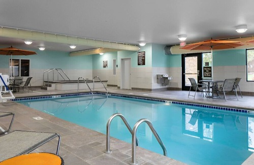 Mason City Casa | Awesome Queen Room for a Group Vacation