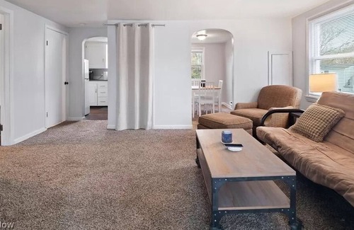 Lorain Cama Y Desayuno | Awesome Stay - 1 min away lake Erie / Boat rental , Cedar point (Upstair)