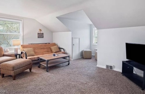 Lorain Cama Y Desayuno | Awesome Stay - 1 min away lake Erie / Boat rental , Cedar point (Upstair)