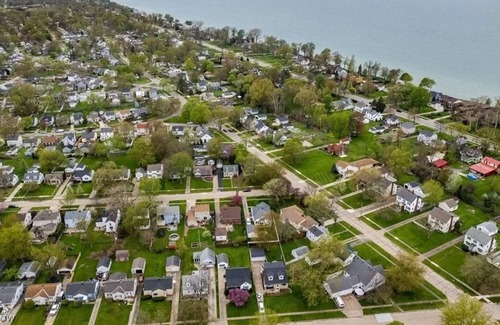 Lorain Cama Y Desayuno | Awesome Stay - 1 min away lake Erie / Boat rental , Cedar point (Upstair)