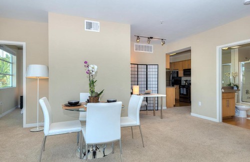 Pico Apartamento | Awesome Top Floor 2-Bedroom with Balcony