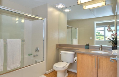 Pico Apartamento | Awesome Top Floor 2-Bedroom with Balcony