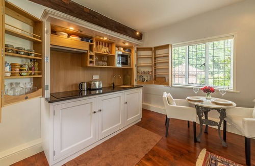 Ipswich Cabaña | Ayres End Studio - Thatched cottage sleeping two guests