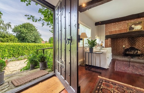 Ipswich Cabaña | Ayres End Studio - Thatched cottage sleeping two guests