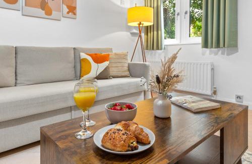 Syon Apartamento | Azalea Apartment Home comforts by the river