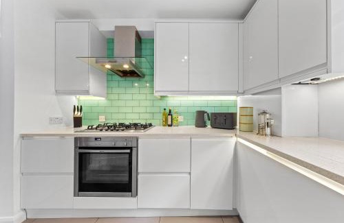 Syon Apartamento | Azalea Apartment Home comforts by the river