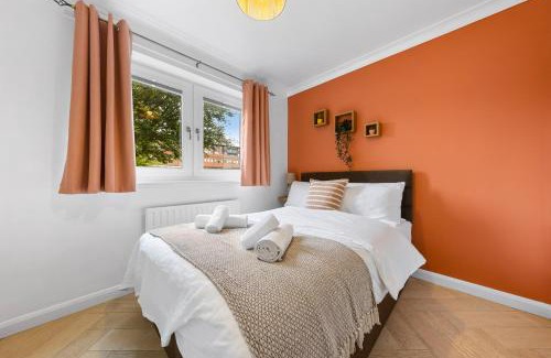 Syon Apartamento | Azalea Apartment Home comforts by the river