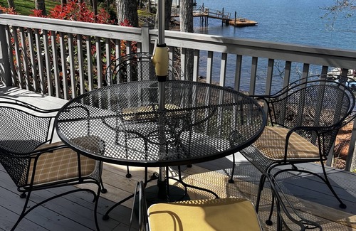 Mayhew Cabaña | Azalea Cottage 1Br/1Ba with spacious Deck overlooking LKN and 2 Private docks.