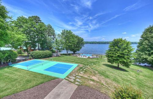 Lake Norman of Catawba Casa | Azalea Retreat by AvantStay Sleeps 34 Pool