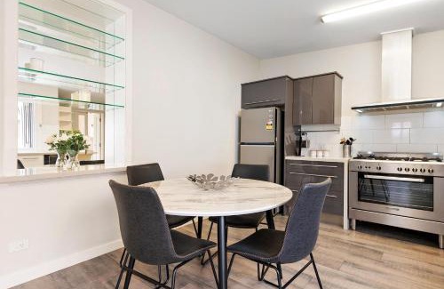 Adelaide Central Business District Casa | Azami - Charming Gilbert Cottage