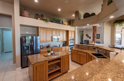 Peoria Casa | Amplio Sunset Estate con piscina, privacidad y cerca de todo menos los vecinos