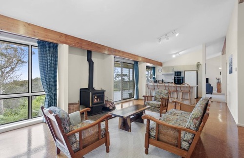 Wentworth Falls Casa | Azimuth - Spacious Family Retreat with City Views