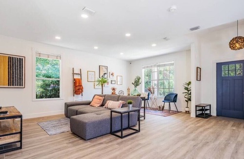 Riverside Heights Villa | Aztec Rustic Villa- Entire home close to Armature Works