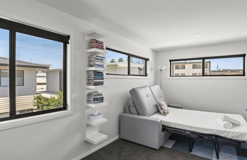 Speers Point Casa | Azure Escape- Walking distance to water & pet friendly!