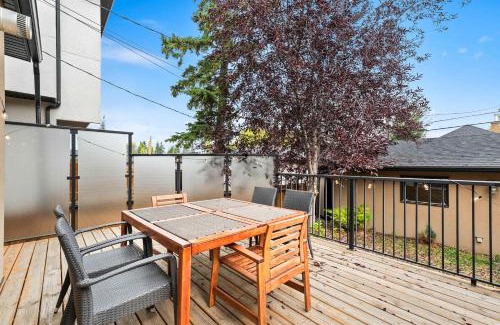Richmond Casa | Azure Glow Retreat Central Calgary Sleeps 9