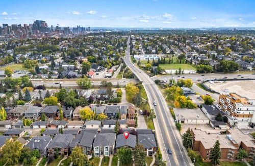 Richmond Casa | Azure Glow Retreat Central Calgary Sleeps 9